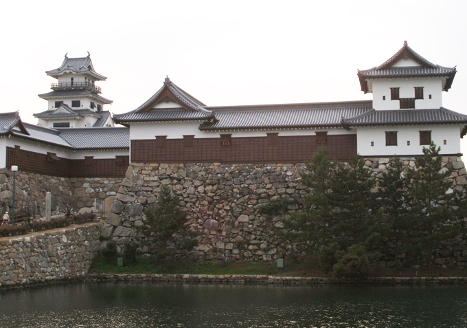 愛媛県今治市にある今治城築城・開町400年を記念し、鉄門と多門櫓が再建されました。給排水、空調を施工させて頂きました。