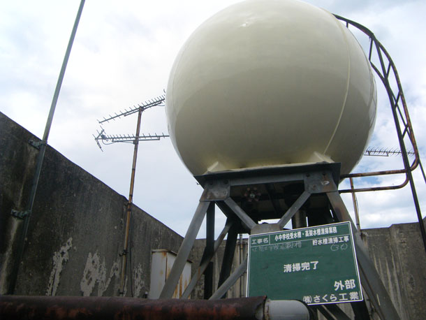 今治市内小中学校の貯水槽の清掃をさせて頂きました。