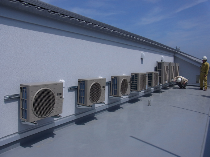 今治市菊間に新しく建設された地域防災の要、消防の新拠点です。瓦の町菊間らしく菊間瓦が施されています。当社は給排水、空調、消防設備を施工させて頂きました。